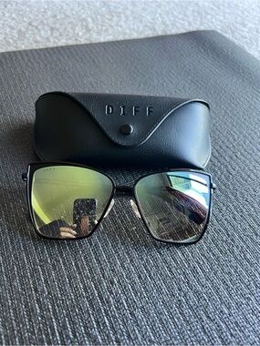 Diff Sunglasses  - Black Frame with Mirrored Lenses - Womens